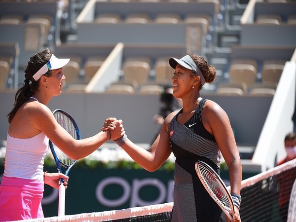 Patricia Maria Tig and Naomi Osaka (Image: Roland-Garros' Twitter)
