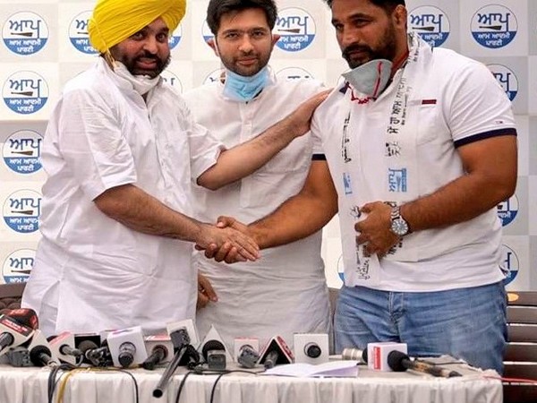 International Kabaddi player Gurlal Ghanaur joins Aam Aadmi Party (Photo/ AAP Punjab Twitter)