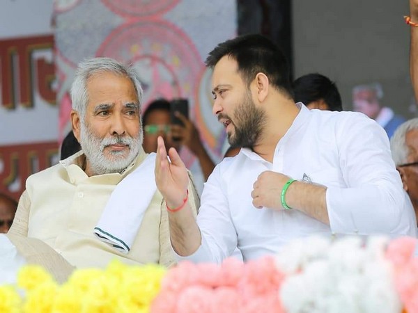 Tejashwi Yadav with late Raghuvansh Prasad Singh (Photo/Twitter)