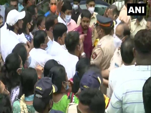 Visual of clash between Shiv Sena and BJYM outside Shiv Sena Bhawan (Photo/ANI)