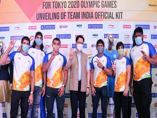 Rijiju and athletes after unveiling India's Olympic uniform (Photo/ Kiren Rijiju Twitter)