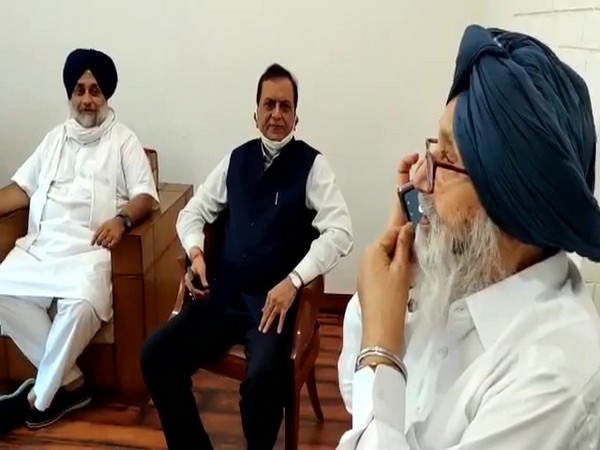 Shiromani Akali Dal patron Parkash Singh Badal speaks to BSP chief Mayawati on the phone. (Photo/ANI)