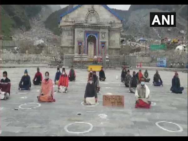 Priests of Kedarnath Teerth Purohit Samaj on silent protest in temple premises (Photo/ANI)