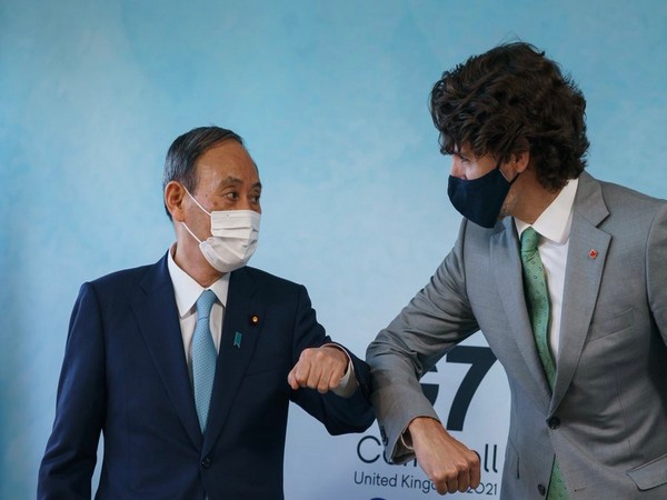 Japanese Prime Minister Yoshihide Suga (l) and his Canadian counterpart Justin Trudeau
