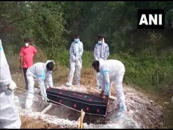 Tamil Nadu Muslim Munnetra Kazagham workers performing last rites of COVID patients