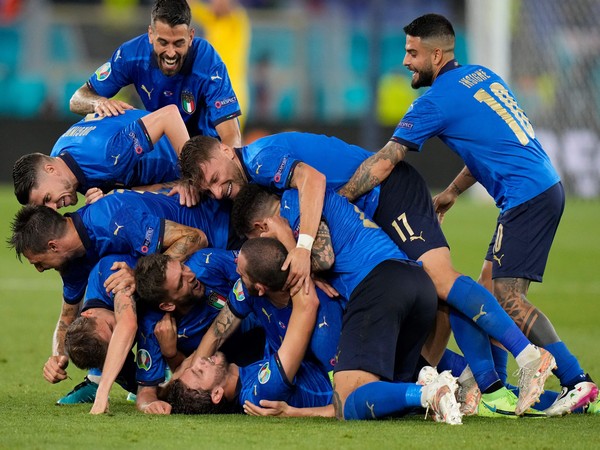 Italy players celebrating after scoring against Switzerland (Photo: Twitter/UEFA Euro)