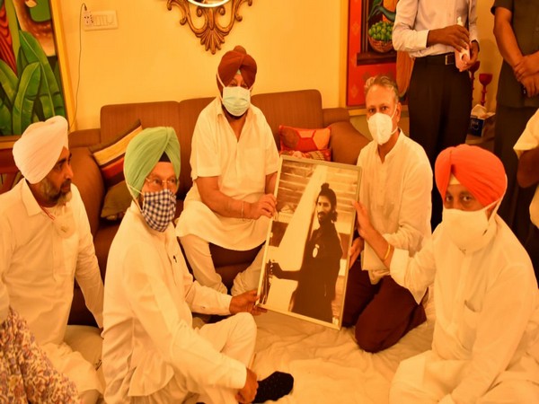 Punjab Chief Minister Captain Amarinder Singh with the family members of Milkha Singh