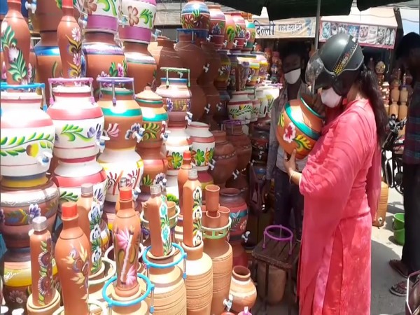 A woman buying earthen pot in Ludhiana (Photo/ANI)