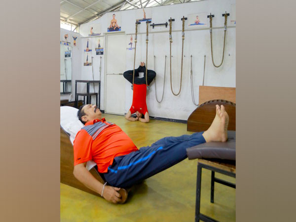 Sri Lankan Prime Minister Mahinda Rajapaksa and his wife Shiranthi Rajapaksa performing Yoga.