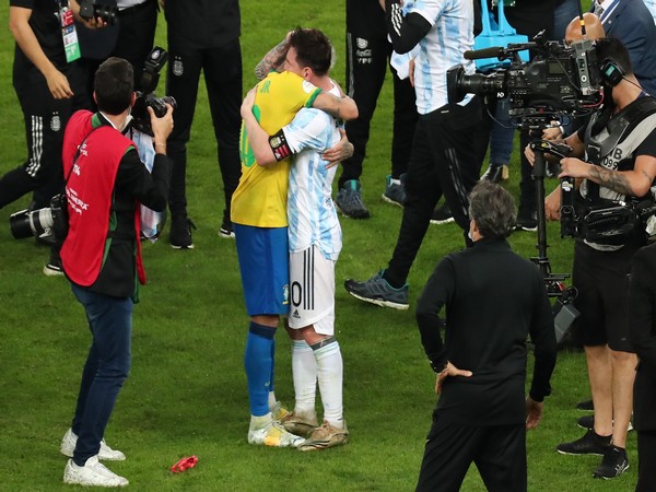 Neymar hugs Messi after Argentina win (Photo/ Copa America Twitter)
