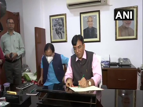 Mansukh Mandaviya assumes charges of Chemical & Fertilizer Ministry