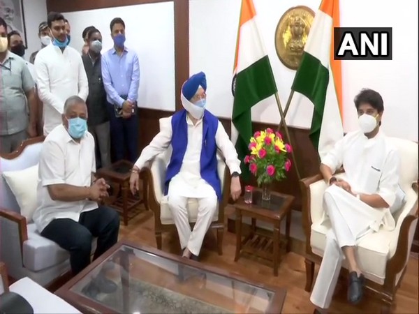 Jyotiraditya Scindia assumes charge as Civil Aviation Minister in presence of former Aviation Minister Hardeep Singh Puri
