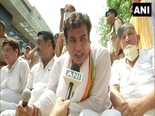 Congress leader Devender Yadav speaks to ANI during a protest over fule price hike, in Dehradun on Saturday. [Photo/ANI]