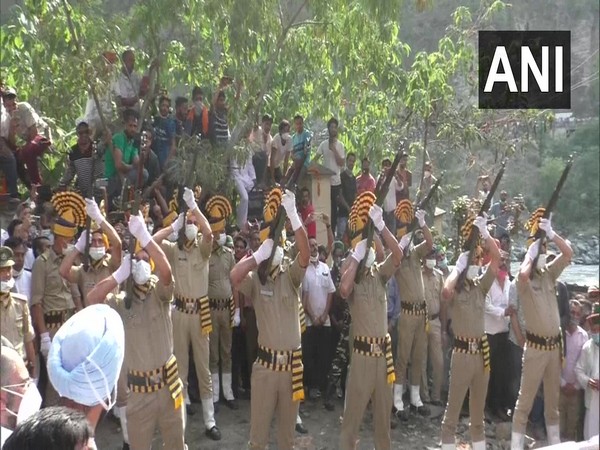 Senior Congress leader Virbhadra Singh cremated with full state honours. (Photo/ANI)