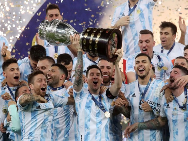 Lionel Messi and Argentina with Copa America trophy (Photo: Twitter/Copa America)