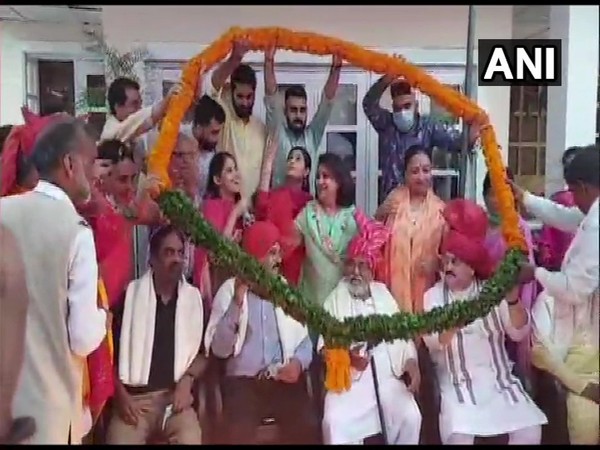 People presenting garland to Narayan Lal Nadda (Photo/ANI)
