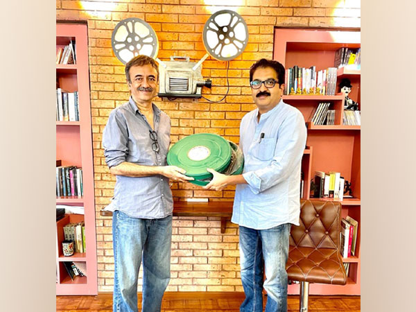 Filmmaker Rajkumar Hirani handing over the camera negative of 'PK' (Image source: Twitter)