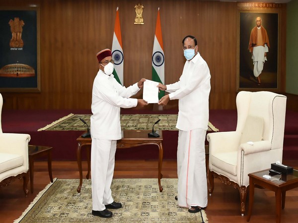    Newly-appointed Governor of Karnataka Thawarchand Gehlot with Vice President M Venkaiah Naidu 