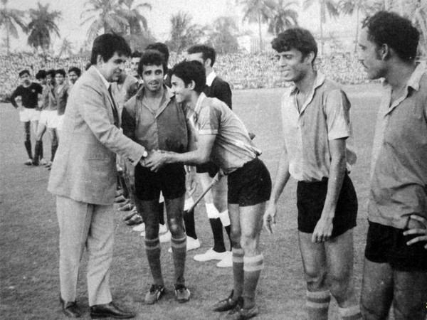 Dilip Kumar with football players (Photo/ Indian Football Team Twitter)