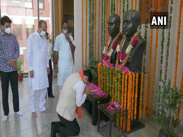 Union Minister Sarbananda Sonowal pays floral tributes to Pt Deen Dayal Upadhyaya and Syama Prasad Mookerjee at BJP headquarters in New Delhi on Thursday. [Photo/ANI]