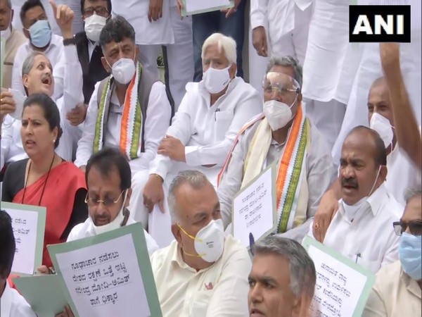 Congress leaders, DK Shivakumar and Siddaramaiah, protest within the premises of Karnataka Vidhana Soudha over Pegasus issue (Photo/ANI)