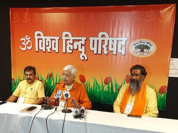 Working President of Vishva Hindu Parishad, Alok Kumar (centre) (Photo/ANI)