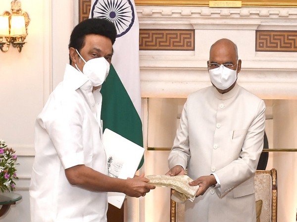 Tamil Nadu CM MK Stalin with President Ram Nath Kovind (Photo/Twitter)
