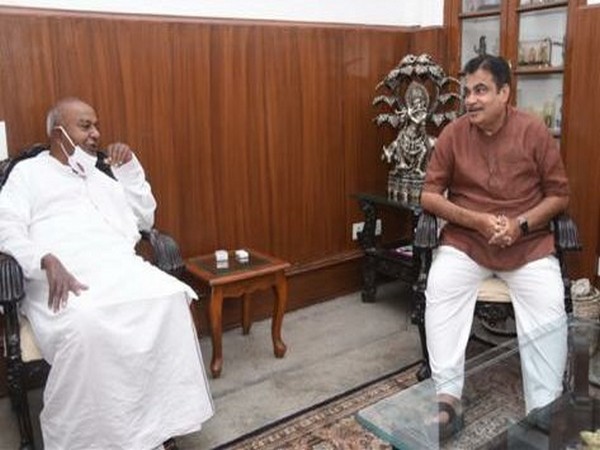 H D Devegowda with Union Minister Nitin Gadkari (Photo/Twitter)