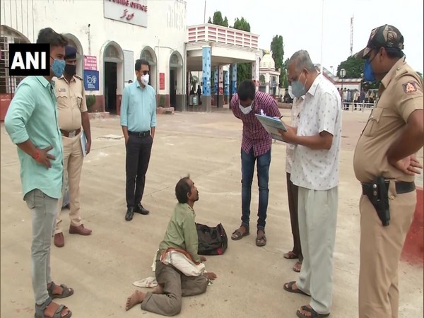 Officials conducting survey of beggars in Kalaburagi (Photo/ANI)