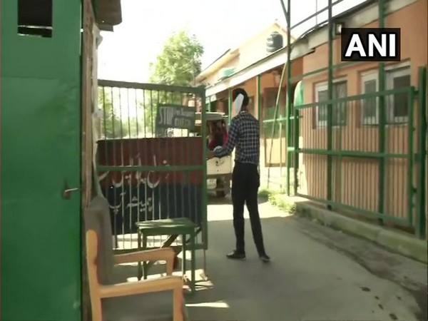 Visual of CBI raid at government quarters in Tulsi Bagh area of Srinagar (Photo/ANI)