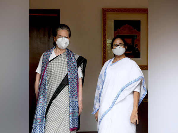 Sonia Gandhi with TMC chief Mamata Banerjee (Photo/Twitter)