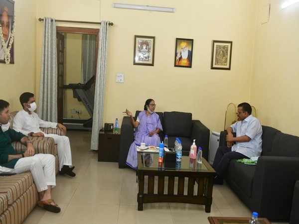 Arvind Kejriwal in a meeting with Mamata Banerjee