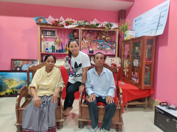 Mirabai Chanu with her family (Photo/ Mirabai Chanu Twitter)