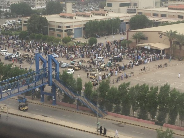 Long queue seen outside vaccination centre. (Photo credit: ARY News)