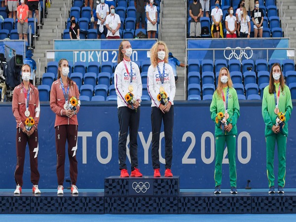 Barbora Krejcikova and Katerina Siniakova on top of Tokyo 2020 podium (Photo: Twitter/Australian Open)