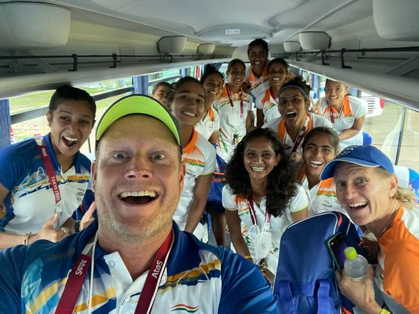 Coach Marijne with the Indian women's hockey team (Photo/ Sjoerd Marijne Twitter)