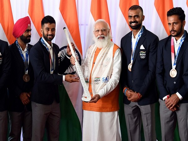 PM Modi with Indian men's hockey team (Image: Hockey India)