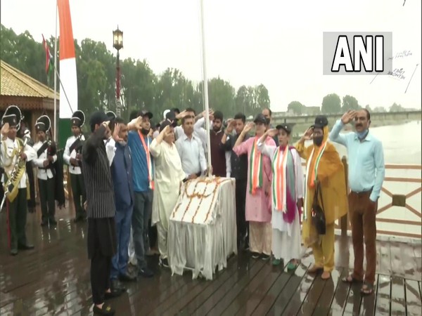 Corporators in Srinagar hoisting the national flag. (Photo/ANI)