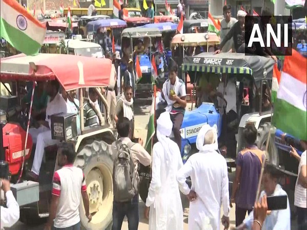 Farmers hold a tractor Tiranga Yatra from Pipli to Kundli Border on Sunday. [Photo/ANI]