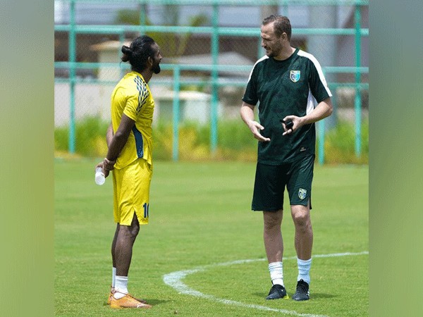 Ivan Vukomanovic and Harmanjot Khabra (Photo: Twitter/ Kerala Blasters FC)