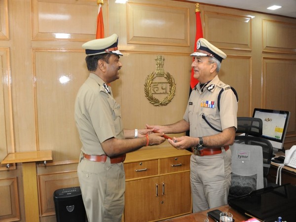 PK Agrawal taking charge from outgoing DGP Manoj Yadava