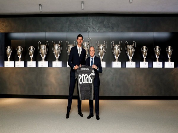 Thibaut Courtois and Florentino Perez (Photo: Twitter/Real Madrid)