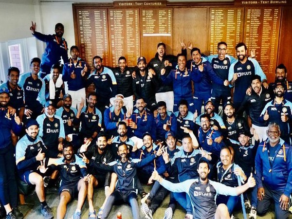 Team India after Lord's Test win (Photo/ Ravi Shastri Twitter)