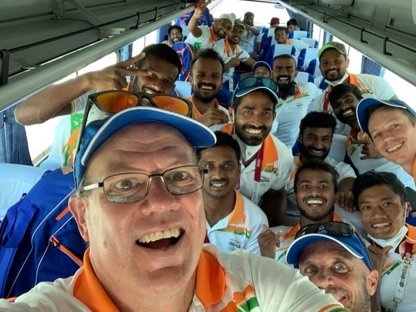 Graham Reid with the men's hockey team (Photo/ Graham Reid Twitter)