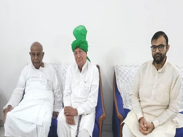 Former Prime Minister HD Deve Gowda (left), INLD chief Om Prakash Chautala (centre) (Photo/ANI)