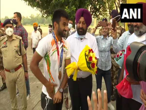 Men's hockey players welcomed in Amritsar on Wednesday. (Photo/ANI)