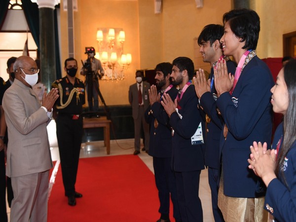 President Ram Nath Kovind meeting Indian athletes (Photo: Twitter/President of India)