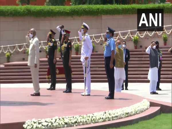 President Kovind pays homage to martyrs at National War Memorial (Photo/ANI)