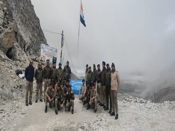 BRO hoisting the national flag at 18300 feet in Sikkim (Photo/Twitter)