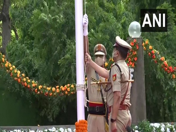 Delhi Police Commissioner hoists tricolour at police headquarters on Independence Day  (photo/ANI) 